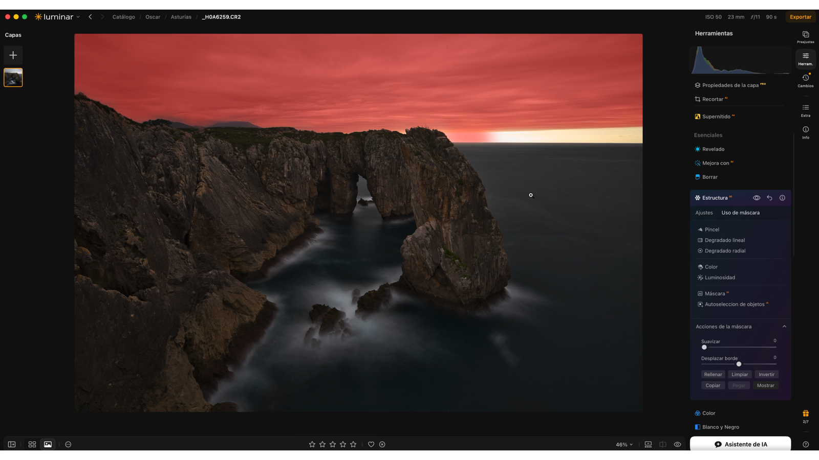Máscara de cielo resaltada en rojo sobre un paisaje de costa en la interfaz actual de Luminar, con sus opciones de selección.